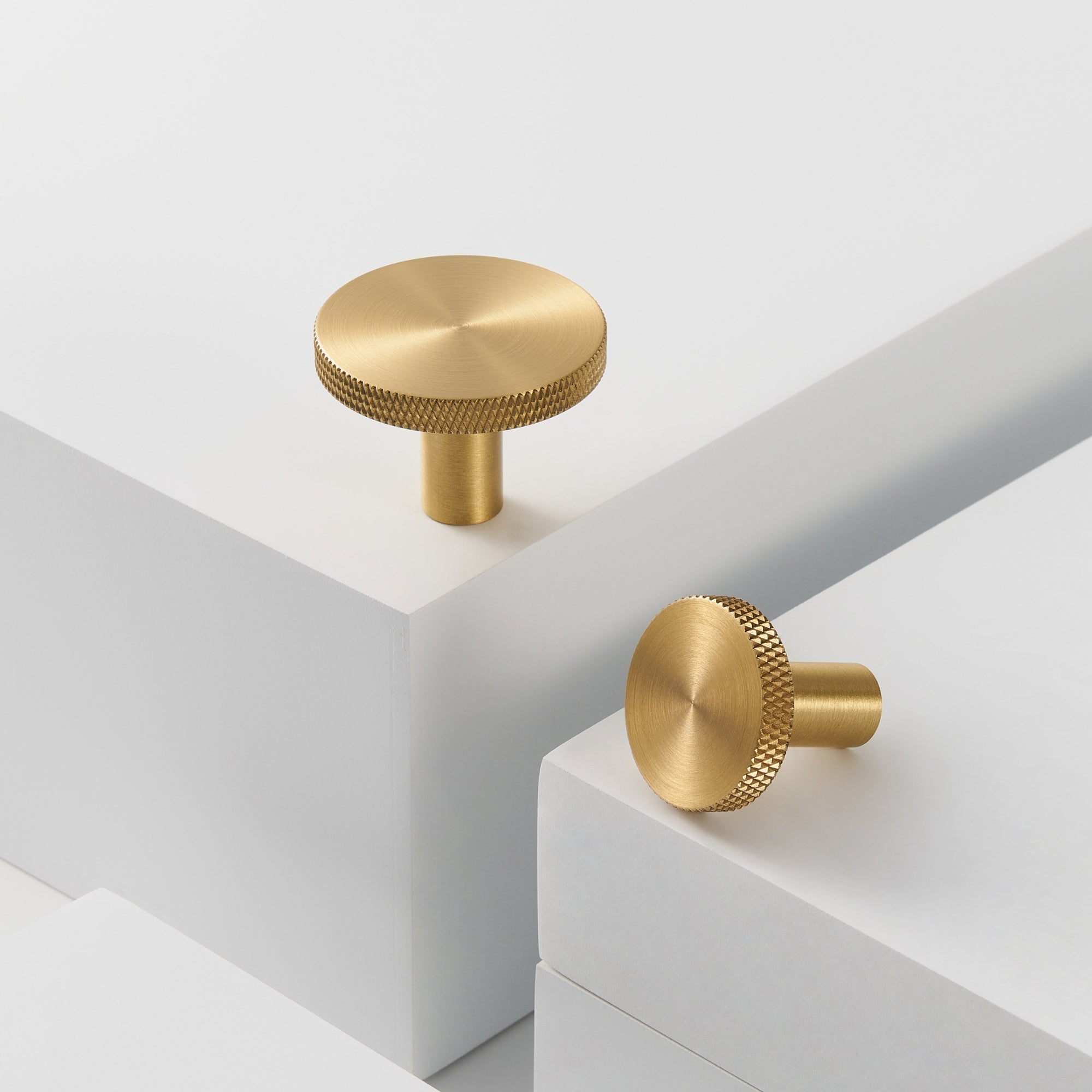 Knopp/krok ch057 i  mässing - detalj