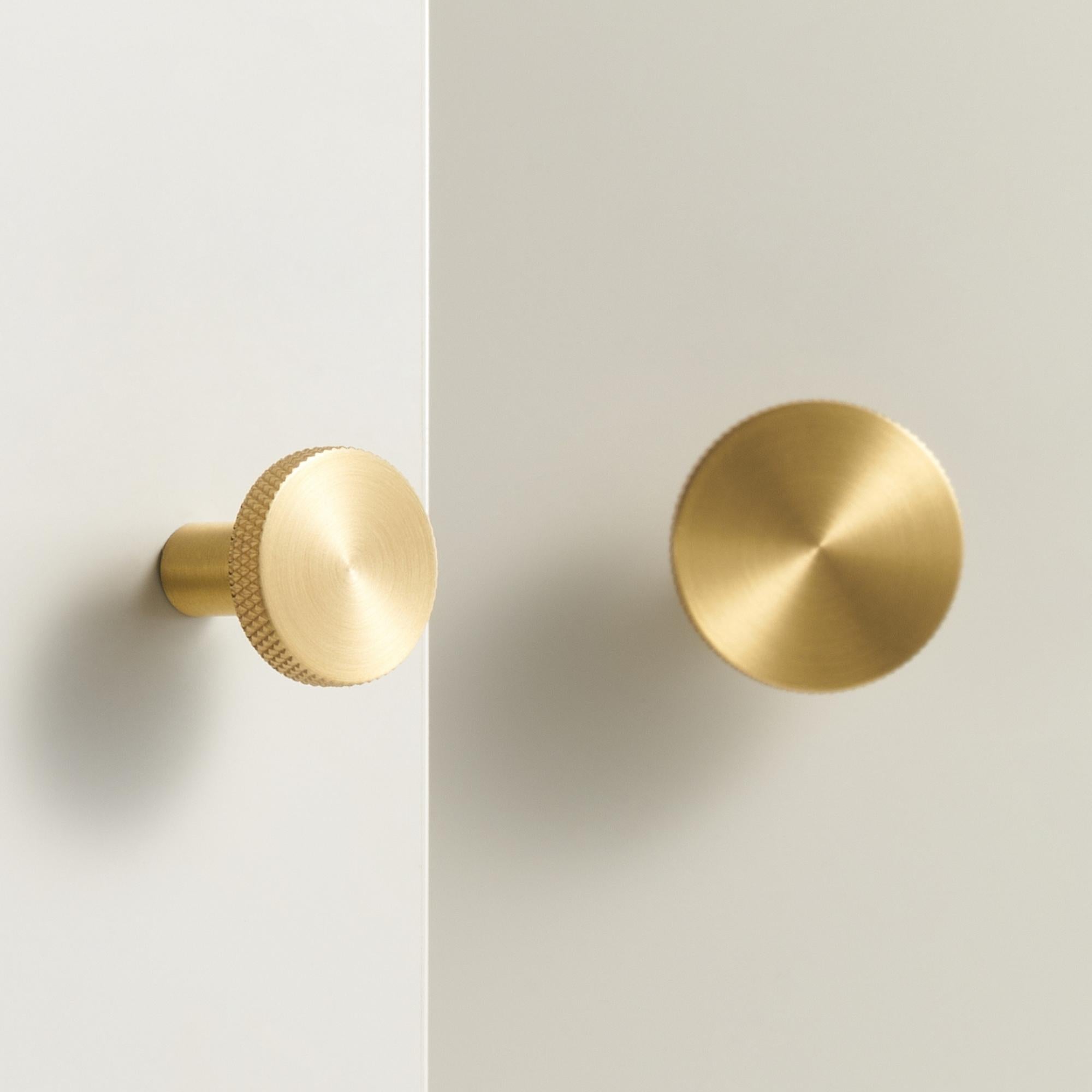 Knopp/krok ch057 i  mässing - detalj